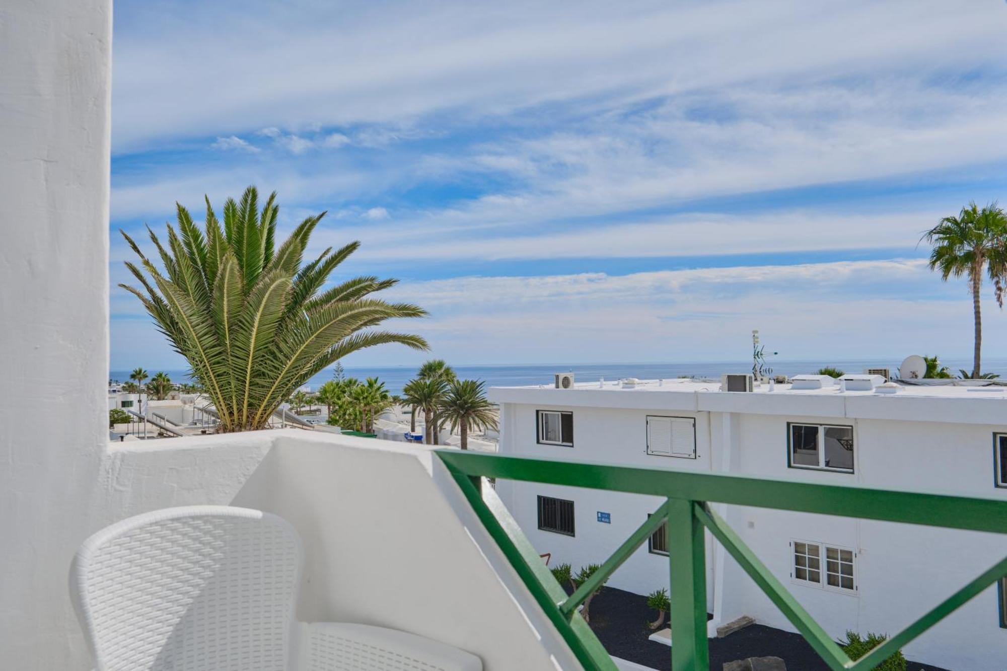 Floor Ocean Views Lanzamar - Renovated Gem With A Sunny, Private Terrace & Elevator & Pool - Puerto Del Carmen Apartment Puerto del Carmen (Lanzarote)